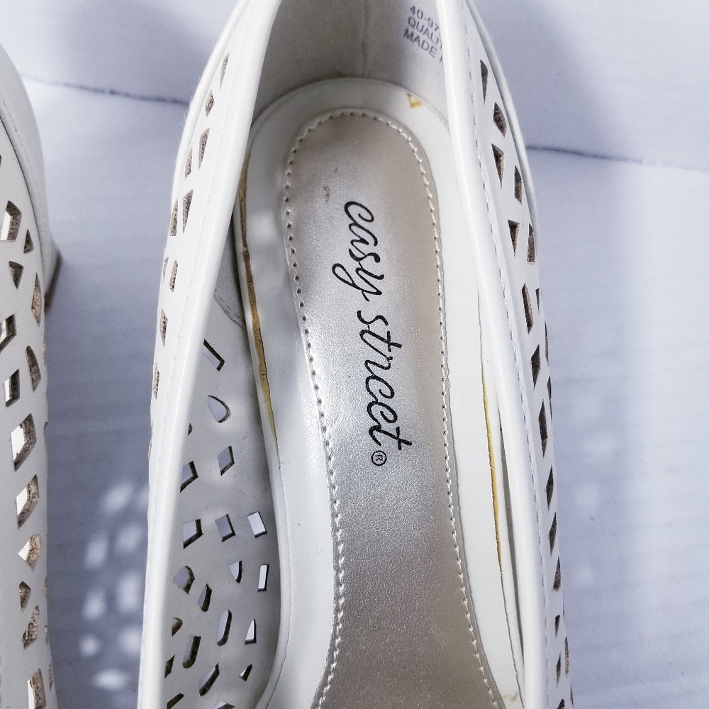 EASY STREET CREAMY WHITE HEELS SIZE 8.5 WIDE - Picture 13 of 15